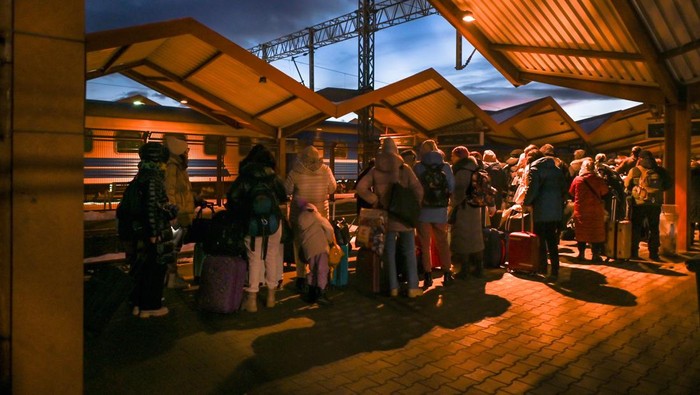 Ribuan Warga Ukraina Kabur ke Polandia untuk Rayakan Natal Ukrainians standing in line at passport control after arriving in the evening train from Ukraine to Przemysl railway station.
According to research conducted by Lalafo, about half of Ukrainians who came to Poland because of the war are of working age. Over 96% are women aged 30-50, 16% are under this age, and 10% are elderly. As per the Lalafo survey, almost 90% have children, usually one or two. Half of forced migrants from Ukraine want to return home after the war, while about 12% express a desire to stay in Poland.
On Thursday, December 22, 2022, in Przemysl, Subcarpatian Voivodeship, Poland. (Photo by Artur Widak/NurPhoto via Getty Images)