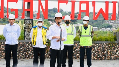 Gaya Jokowi Saat Resmikan 2 Bendungan Penangkal Banjir Jakarta