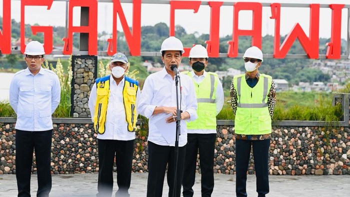 Presiden Joko Widodo (Jokowi) meresmikan Bendungan Ciawi, Kabupaten Bogor, Jawa Barat, Jumat (23/12/2022). Bendungan ini memiliki daya tampung hingga 6 juta m3 lebih.
