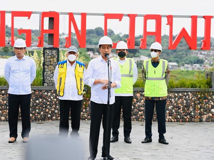 Gaya Jokowi Saat Resmikan 2 Bendungan Penangkal Banjir Jakarta