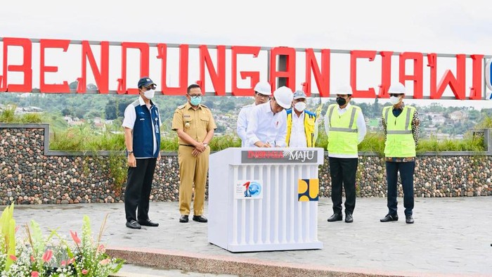 Presiden Joko Widodo (Jokowi) meresmikan Bendungan Ciawi, Kabupaten Bogor, Jawa Barat, Jumat (23/12/2022). Bendungan ini memiliki daya tampung hingga 6 juta m3 lebih.