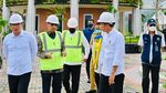 Gaya Jokowi Saat Resmikan 2 Bendungan Penangkal Banjir Jakarta