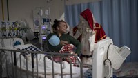 Ari mengatakan ia ingin membawa keceriaan untuk para pasien yang harus merayakan Natal di rumah sakit.  