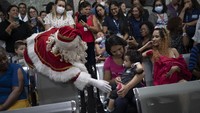 Selama dua dekade terakhir, ia berubah menjadi Sinterklas setiap Natal dan mengunjungi rumah sakit.  
