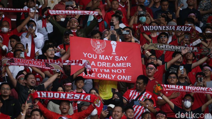 Suporter Indonesia kembali ke tribun penonton menyaksikan laga Timnas Indonesia. Usai tragedi Kanjuruhan, sepakbola Indonesia digelar tanpa penonton.