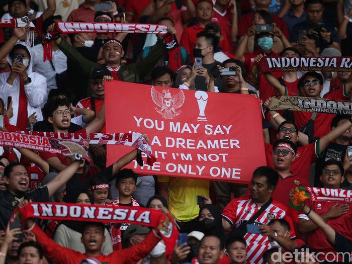 Suporter Indonesia kembali ke tribun penonton menyaksikan laga Timnas Indonesia. Usai tragedi Kanjuruhan, sepakbola Indonesia digelar tanpa penonton.