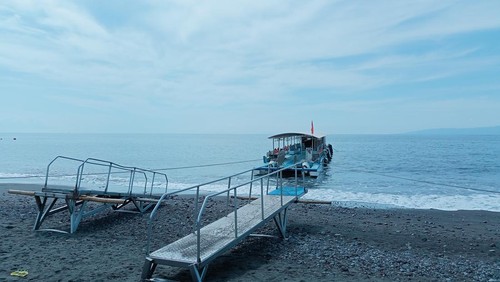 Salah satu kapal cepat masih sandar di Kusamba, Klungkung. (IST)