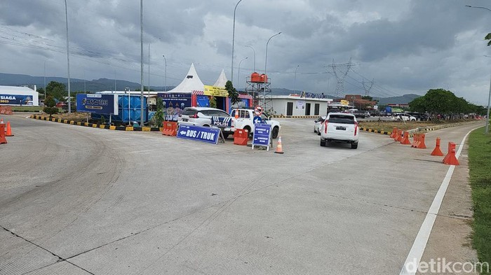 Salah satu rest area di Kendal momen libur Nataru, Jumat (23/12/2022).