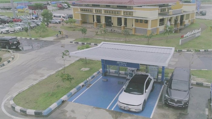 Salah satu stasiun pengisian kendaraan listrik yang disediakan PLN UID Lampung (Foto: Istimewa)