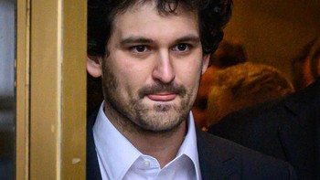 Selain jaminan USD 250 juta, yang oleh jaksa disebut ikatan praperadilan terbesar yang pernah ada, mantan miliarder kripto itu diminta memakai gelang pemantau elektronik, tunduk pada konseling kesehatan mental dan membatasi dirinya bepergian. Foto: Getty Images