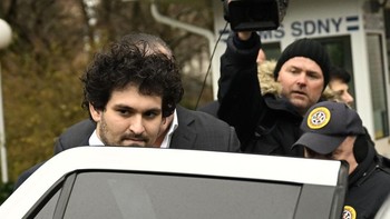 Bankman-Fried dituduh melakukan penipuan bernilai miliaran dolar pada investornya, menggunakan dana pelanggan untuk membeli properti, mendanai sumbangan politik, dan perdagangan di hedge fund Alameda Research miliknya. Foto: Getty Images