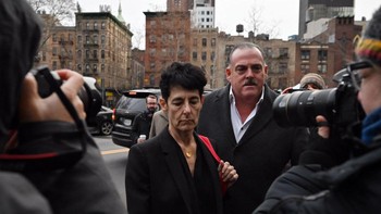 Seperti dikutip detikINET dari CNBC, jaminan Bankman bernilai USD 250 juta atau sekitar Rp 3,8 triliun. Bankman tampak melangkah keluar dari Pengadilan Negeri AS di Manhattan, ditemanu orang tuanya, tim hukumnya, dan penjaga keamanan pengadilan. Ini adalah sang Ibu, Barbara yang dikerumuni wartawan. Foto: Getty Images