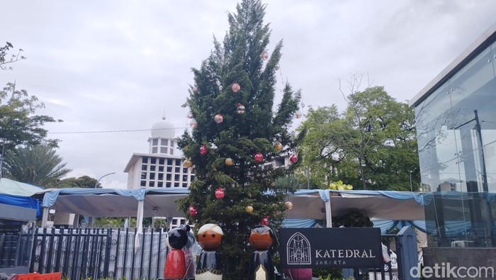 Aturan Natal 2022 telah diumumkan oleh pemerintah. Menteri Agama Yaqut Cholil Qoumas menerbitkan surat edaran terkait pelaksanaan Natal 2022 pada masa COVID-19.