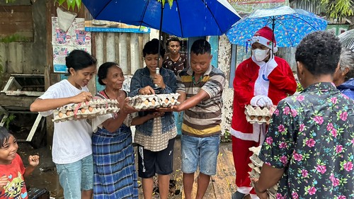 Sinterklas membagikan sembako kepada belasan keluarga di Kota Labuan Bajo, Manggarai Barat, Nusa Tenggara Timur, Jumat (23/12/2022).