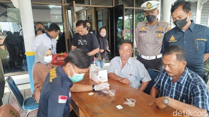Sopir bus dan kernet di Terminal BUnder Gresik dites urine