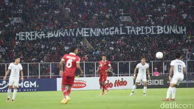 Spanduk Usut Tuntas Tragedi Kanjuruhan Membentang di SUGBK