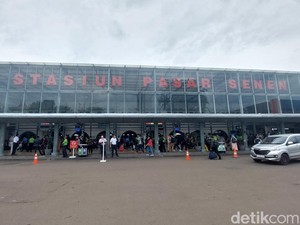 H-2 Natal, Stasiun Pasar Senen Dipadati Penumpang
