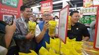 Mendag Zulkifli Hasan juga menyampaikan, harga-harga barang kebutuhan pokok di ritel modern umumnya stabil. Di ritel-ritel modern beli langsung dari produsen utama, punya stok, jadi harganya tidak turun naik. Selain itu, tidak ada tawar-menawar, jadi harganya stabil. Sedangkan di pasar rakyat, dalam satu hari bisa terjadi perubahan harga berkali-kali, jelas Mendag Zulkifli Hasan.