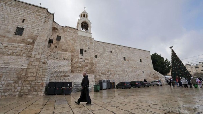 Suasana Kota Bethlehem Menjelang Natal A Christian monk walks outside the Church of the Nativity in the biblical West Bank city of Bethlehem on December 22, 2022, ahead of Christmas. (Photo by HAZEM BADER / AFP) (Photo by HAZEM BADER/AFP via Getty Images)