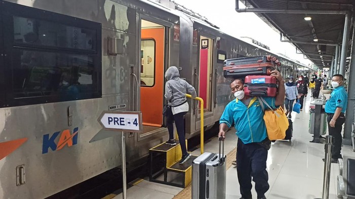 Suasana mudik Natal 2022 di Stasiun Pasar Senen.