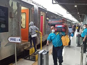 Stasiun Pasar Senen Sediakan Porter Gratis Selama Libur Nataru