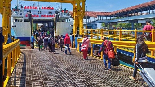 Suasana penyeberangan di Pelabuhan Padangbai beberapa waktu yang lalu (foto : I Wayan Selamat Juniasa)