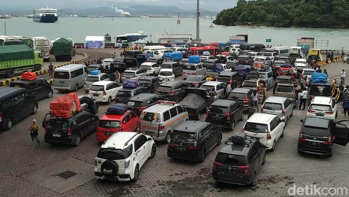 Sudah kembali operasional, begini suasana Pelabuhan Merak pagi ini.