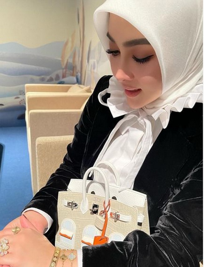 Di kesempatan lain, Syahrini juga menenteng tas super mewah tersebut. Foto: dok. Instagram/@princessyahrini