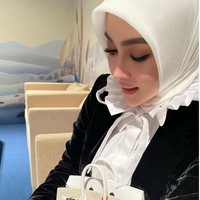 Di kesempatan lain, Syahrini juga menenteng tas super mewah tersebut. Foto: dok. Instagram/@princessyahrini