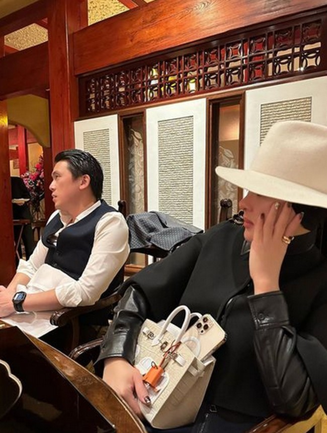 Penampilan Syahrini juga disorot dengan tentengan tasnya. Foto: dok. Instagram/@princessyahrini