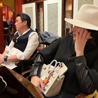 Penampilan Syahrini juga disorot dengan tentengan tasnya. Foto: dok. Instagram/@princessyahrini