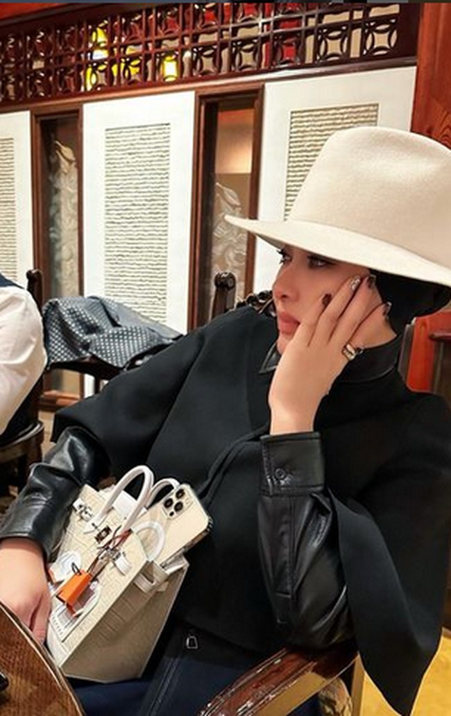 Syahrini tampil mewah dengan coat berpotongan cape saat berada di Tokyo Jepang. Gaya serba hitamnya tersebut memberikan kesan elegan. Foto: dok. Instagram/@princessyahrini
