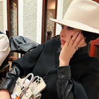 Syahrini tampil mewah dengan coat berpotongan cape saat berada di Tokyo Jepang. Gaya serba hitamnya tersebut memberikan kesan elegan. Foto: dok. Instagram/@princessyahrini