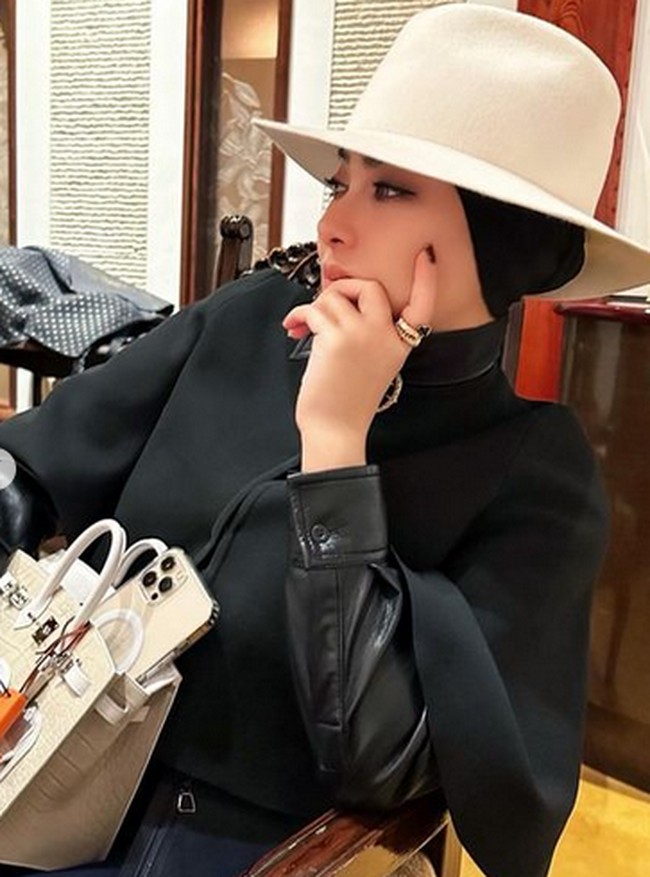 Dalam deskripsinya, tas Hermes tersebut merupakan Birkin VIP yang sangat langka. Tas ini kombinasi dari lima kulit berbeda dari kulit buaya. Foto: dok. Instagram/@princessyahrini