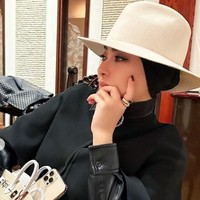 Dalam deskripsinya, tas Hermes tersebut merupakan Birkin VIP yang sangat langka. Tas ini kombinasi dari lima kulit berbeda dari kulit buaya. Foto: dok. Instagram/@princessyahrini