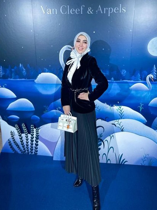 Penyanyi 40 tahun itu membawa tas Hermes Birkin dengan harga fantastis. Hermes jenis Sac Faubourg White Matte Alligator PHW  harganya mencapai Rp 4,6 miliar. Foto: dok. Instagram/@princessyahrini