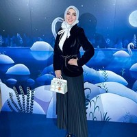 Penyanyi 40 tahun itu membawa tas Hermes Birkin dengan harga fantastis. Hermes jenis Sac Faubourg White Matte Alligator PHW  harganya mencapai Rp 4,6 miliar. Foto: dok. Instagram/@princessyahrini