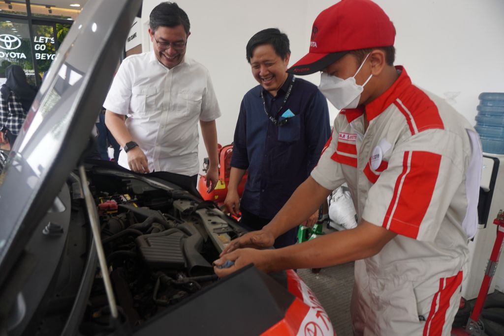 After Sales Business Division Head  PT Toyota-Astra Motor (TAM) Agus Setiawan (tengah) bersama  After Sales Business  Division Head  Auto2000 Nur Imansyah Tara (kiri) saat meninjau kesiapan Posko Siaga Libur Natal dan Tahun Baru yang dihadirkan Toyota di rest area KM 57  pada ruas jalan tol  Jakarta-Cikampek, Kamis (22/12). TAM menghadirkan 3 Toyota Posko Siaga dan 297 Toyota Bengkel Siaga pada 23 Desember 2022 hingga 1 Januari 2023, guna memberikan ketenangan, kenyamanan, dan keamanan dalam perjalanan pelanggan untuk menikmati momen akhir tahun, dan dengan tetap mengikuti protokol kesehatan dan peraturan Pemerintah Indonesia.