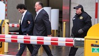 Sam Bankman Fried telah tiba di negaranya, Amerika Serikat, tepatnya di New York, setelah diekstradisi oleh otoritas Bahama. Pengadilan New York telah setuju untuk membebaskannya dengan uang jaminan fantastis, sembari menunggu jadwal pengadilan Bankman. (Michael M. Santiago/Getty Images)  