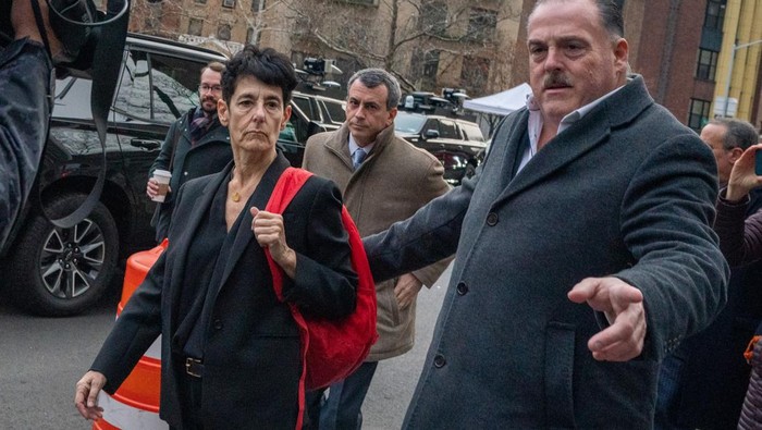 Tampang Juragan Kripto Usai Bebas dengan Jaminan Rp 3,8 Triliun NEW YORK, NY - DECEMBER 22: FTX founder Sam Bankman-Fried leaves Manhattan Federal Court after his arraignment and bail hearings on December 22, 2022 in New York City. Bankman-Fried, who was indicted on December 9th and arrested 3 days later by Bahamas law enforcement at the request of U.S. prosecutors, consented to extradition to the U.S. where he is facing eight criminal counts of fraud, conspiracy and money-laundering offenses which includes making illegal political contributions. He is potentially facing life in prison if convicted. He was released on $250 million bond with the bail package requiring him to stay with his parents in California. (Photo by David Dee Delgado/Getty Images)