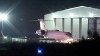 Sebuah pesawat terbang menuju landasan pacu di Odyssey Aviation dengan salah satu pendiri FTX Sam Bankman-Fried di dalamnya saat dia diekstradisi ke Amerika Serikat di Nassau, Bahama, Rabu (21/12/2022). (Joe Raedle/Getty Images)  