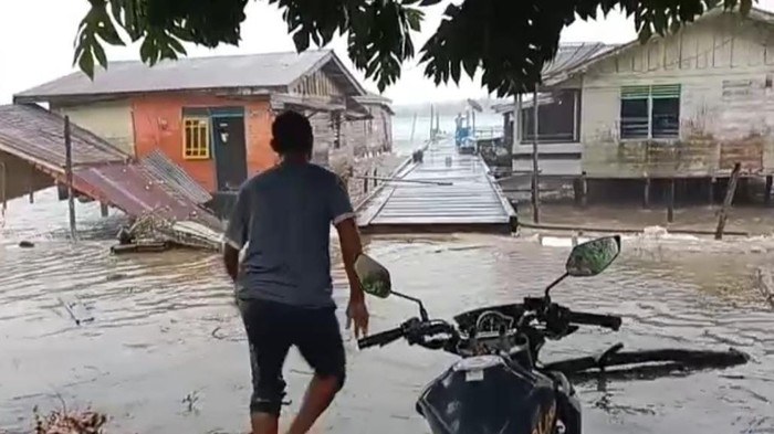 Teras rumah warga yang roboh akibat cuaca ekstrem di Lingga, Kepri (Dok BPBD Kepri)