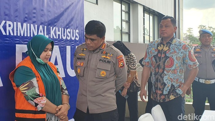 Tersangka pakai baju tahanan saat diinterogasi Kabid Humas Polda Riau Kombes Sunarto. (Raja Adil Siregar/detikSumut)