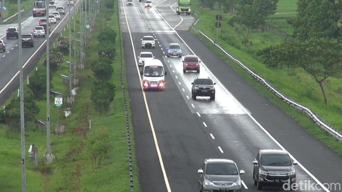 Kendaraan pribadi mulai meriahkan jalur Tol Cipali jelang Nataru