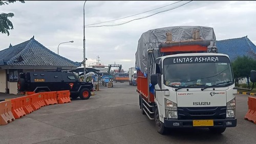 Truk logistik masuk Bali melalui Pelabuhan Gilimanuk, Kecamatan Melaya, Kabupaten Jembrana, Bali, Jumat (23/12/2022). (I Putu Adi Budiastrawan/DetikBali).
