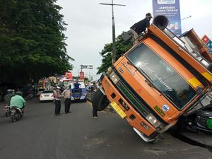 5 Fakta Truk Pasir Terguling Timpa Mobil Dinas TNI di Transyogi