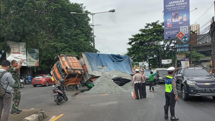Truk pasir timpa mobil dinas TNI berjenis Pajero (dok. Istimewa)
