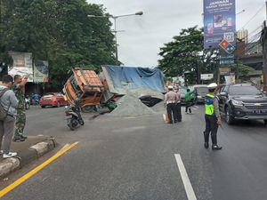 Polisi: Tak Ada Korban Akibat Truk Timpa Mobil Dinas TNI di Cibubur