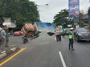 Pajero Tertimpa Truk Muatan Pasir di Transyogi Cibubur Mobil Dinas TNI