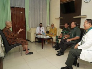 Potret Kondisi Terkini Try Sutrisno Saat Berbincang dengan Panglima TNI